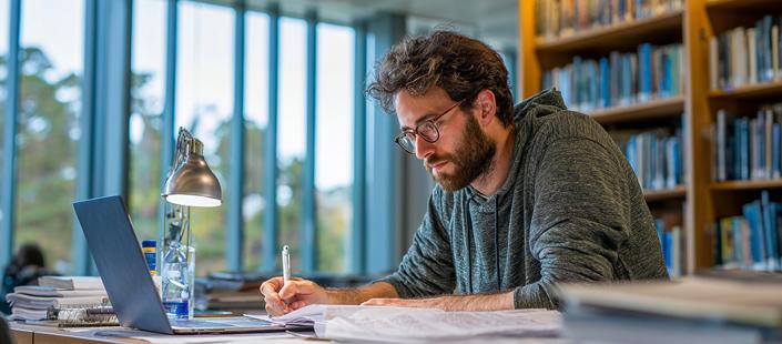 איש קורא ספר 