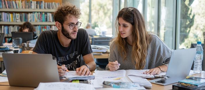 לומדים יחד בספרייה