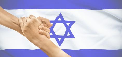 ידיים מחזיקות אחת בשניה על רקע דגל ישראל